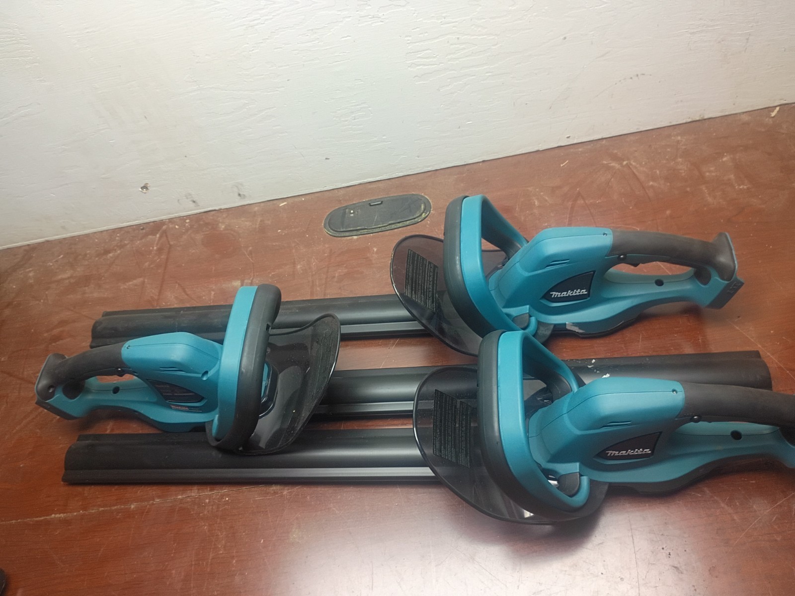 Makita XHU02 18V LXT Lithium-Ion Cordless 22″ Battery Powered Hedge Trimmer