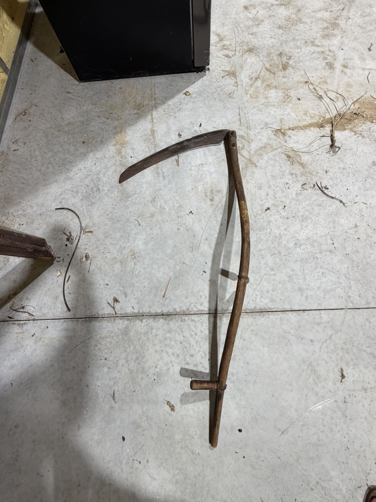 Wood-Handled Scythe Curved Steel Blade 20+ in Brown/Silver for Mowing Grass