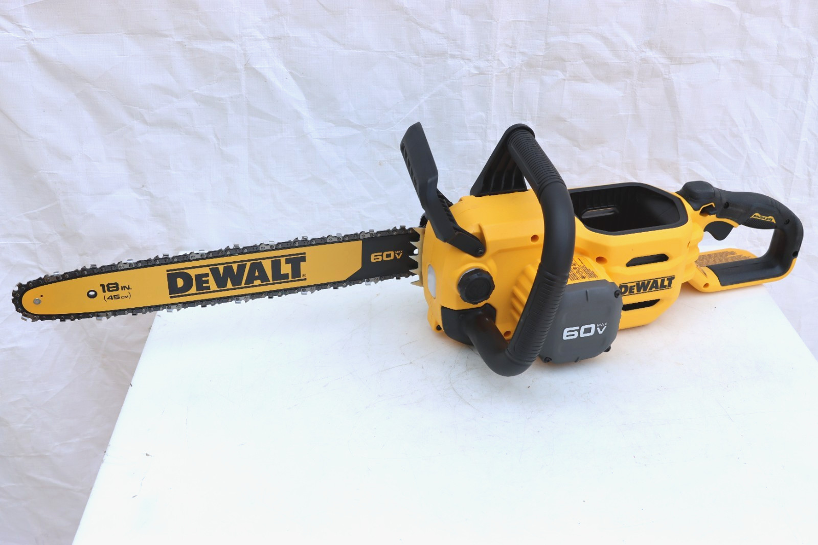 DEWALT FLEXVOLT 60V MAX 18 in. Brushless Chainsaw Kit W/9.0 AH Batt. (DCCS672X1)