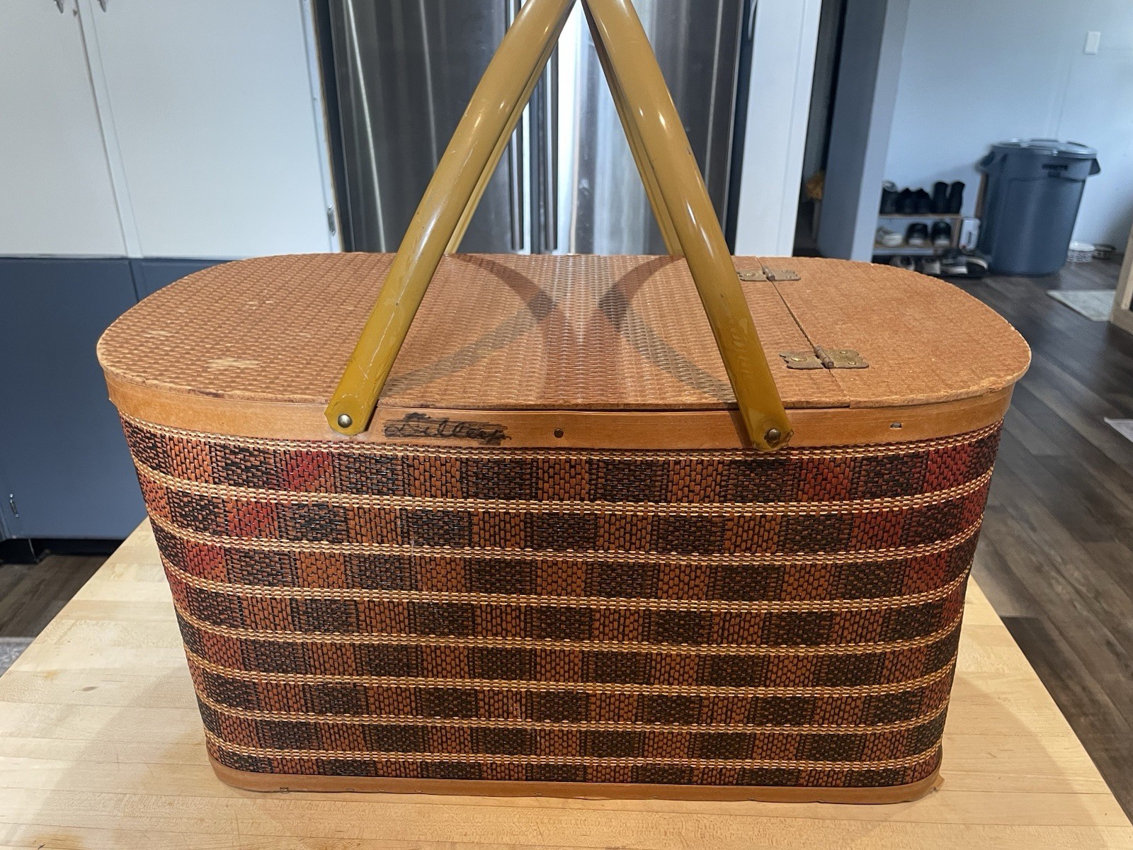 Vtg 70s Red Black Woven Hawkeye Burlington Picnic Basket Camping With Pie Insert