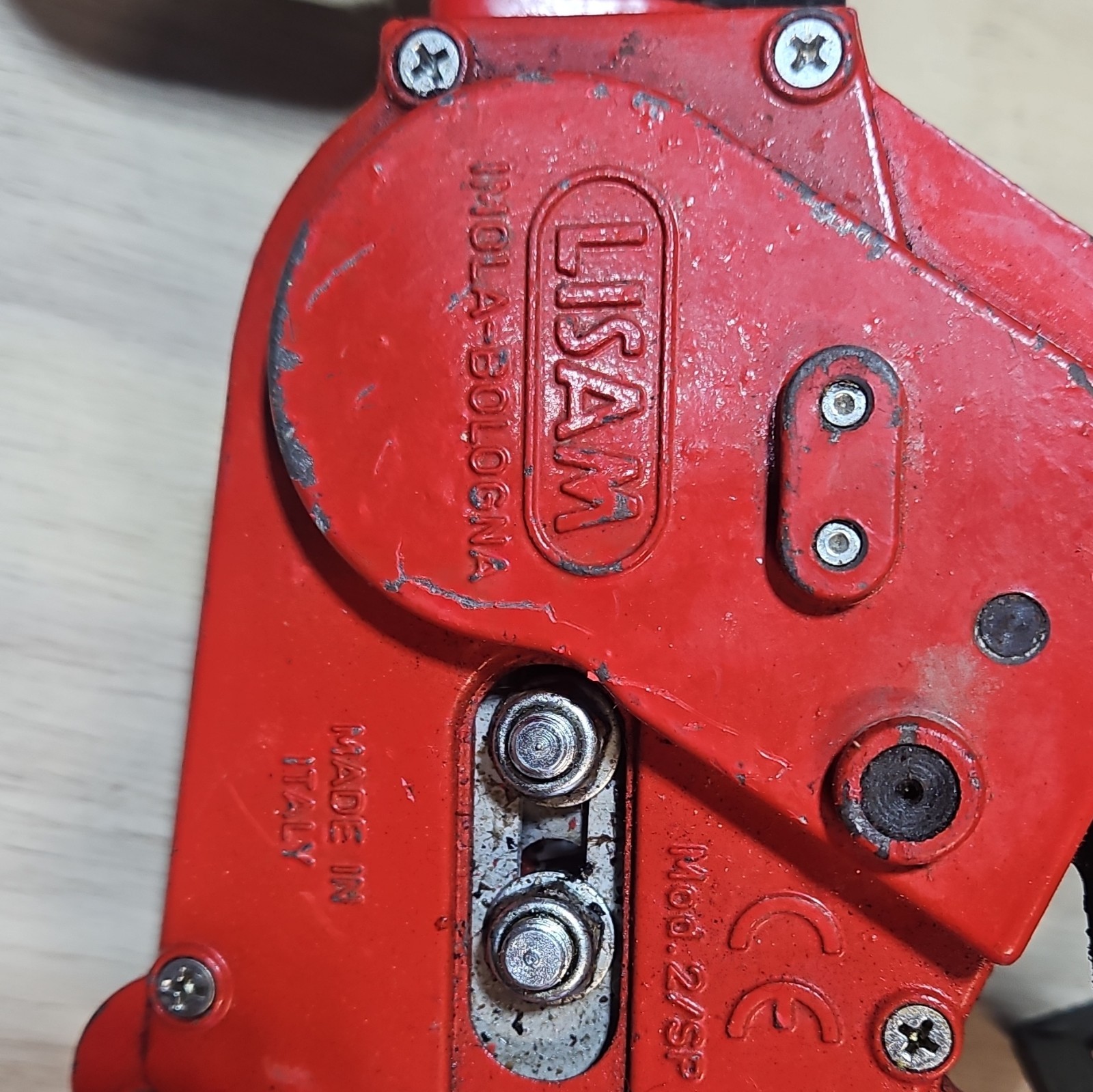 LISAM D101 Pneumatic Chainsaw w/ Guide Bar & Chain, Quick-Connect, Red/Black