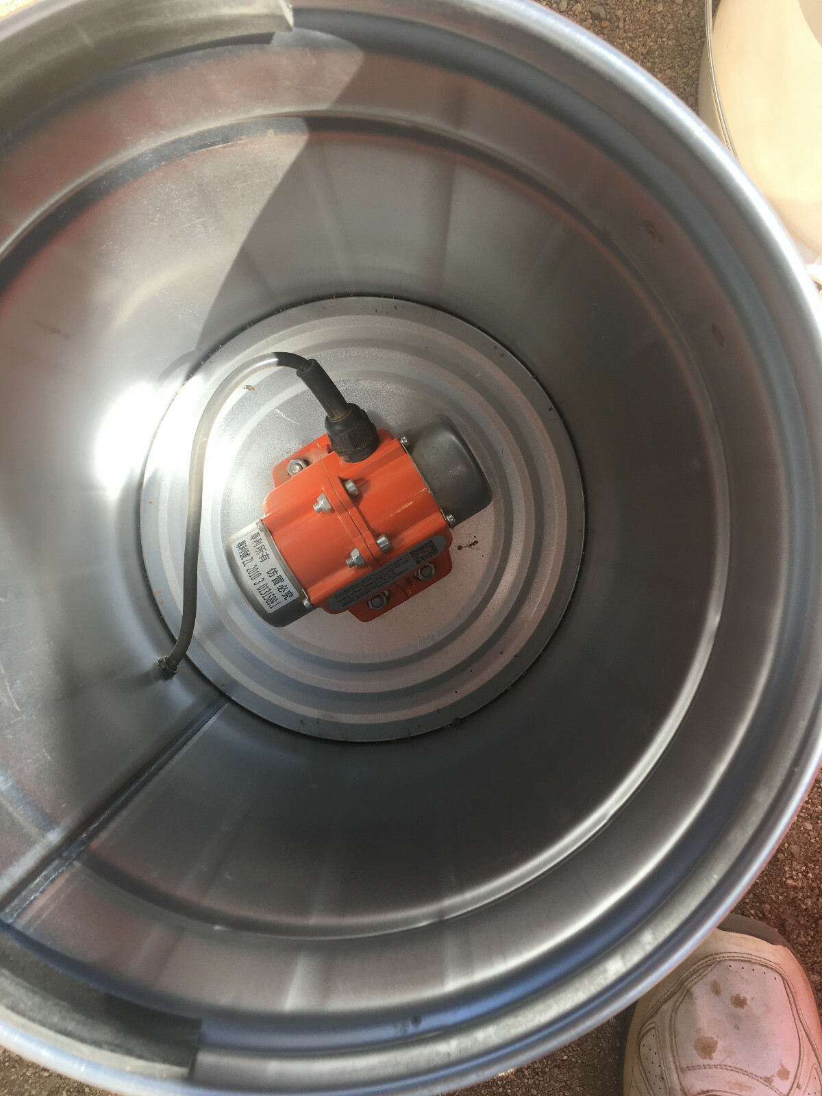 Vibra-Bucket 30W 115VAC shaker for 5gal screens: soil, sand, mealworms, cannabis