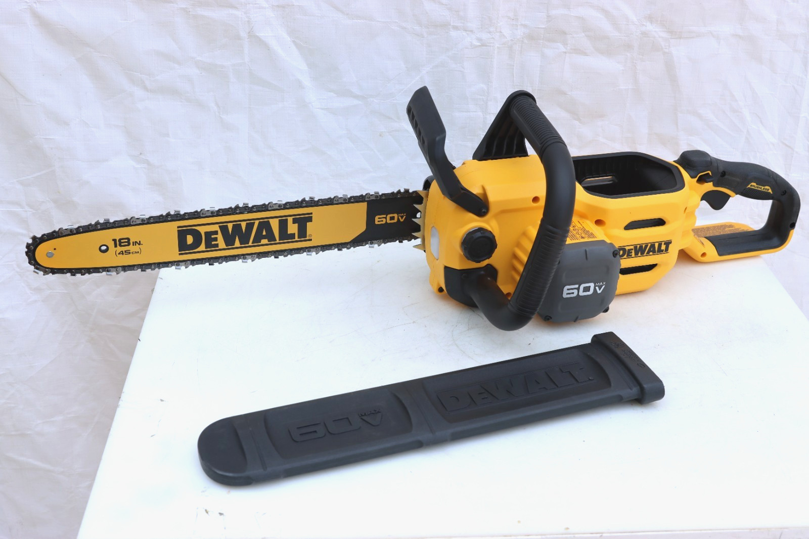 DEWALT FLEXVOLT 60V MAX 18 in. Brushless Chainsaw Kit W/9.0 AH Batt. (DCCS672X1)