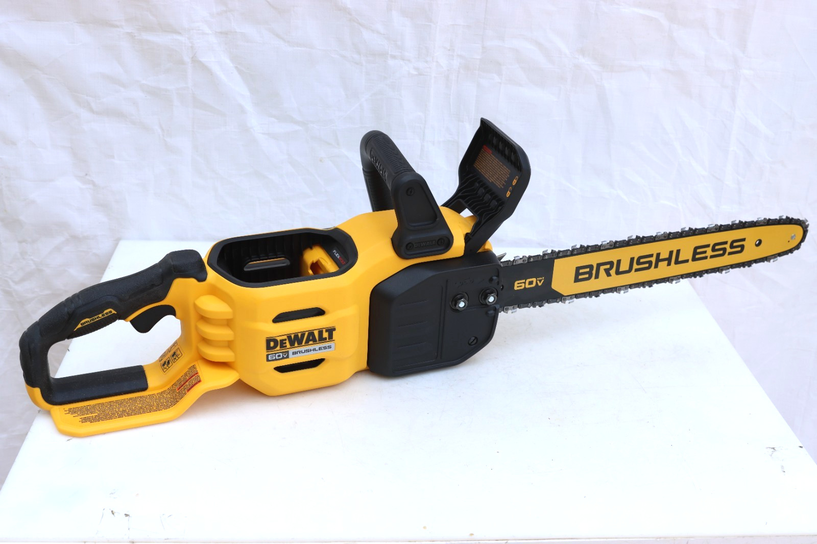 DEWALT FLEXVOLT 60V MAX 18 in. Brushless Chainsaw Kit W/9.0 AH Batt. (DCCS672X1)
