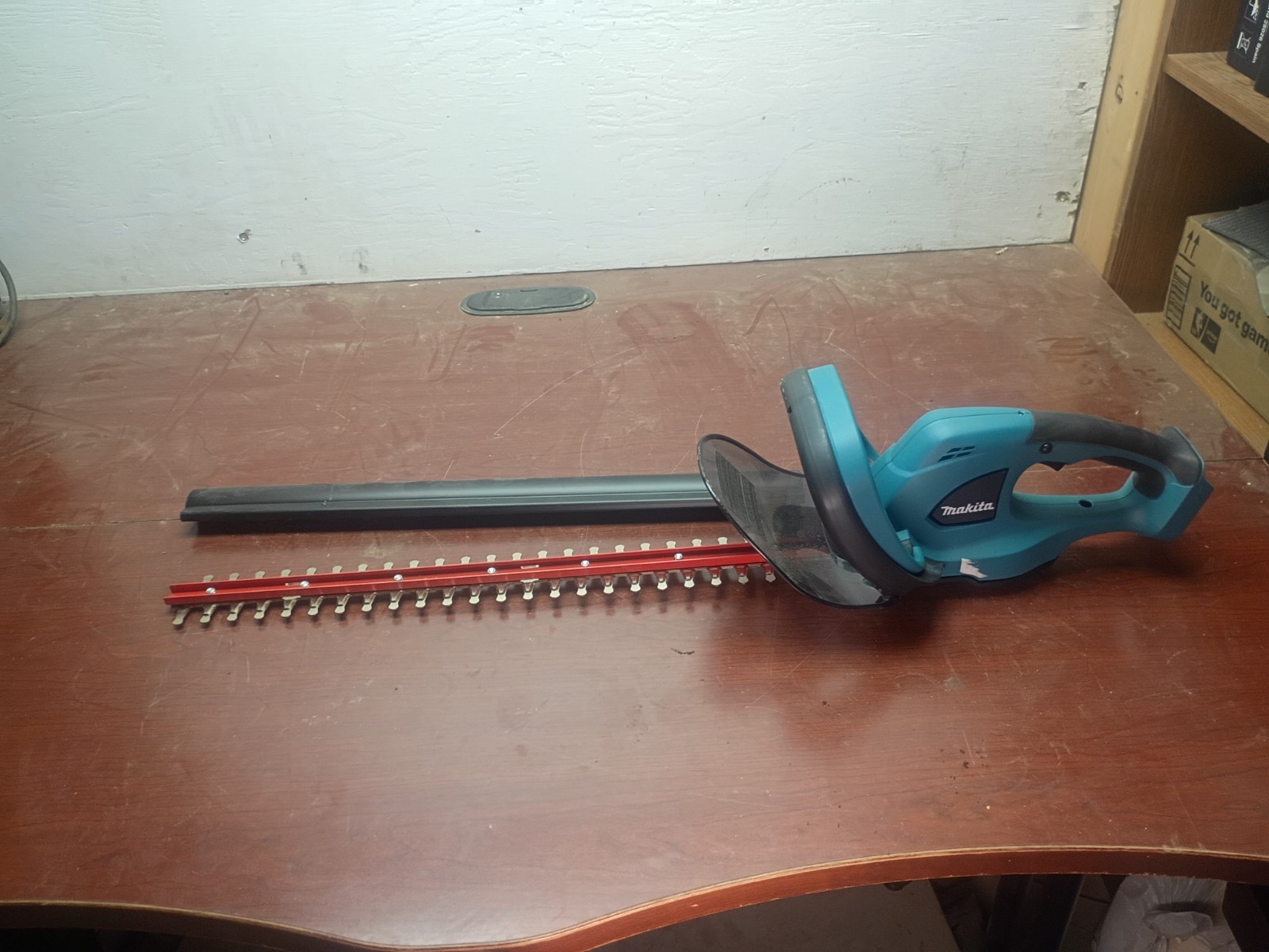 Makita XHU02 18V LXT Lithium-Ion Cordless 22″ Battery Powered Hedge Trimmer