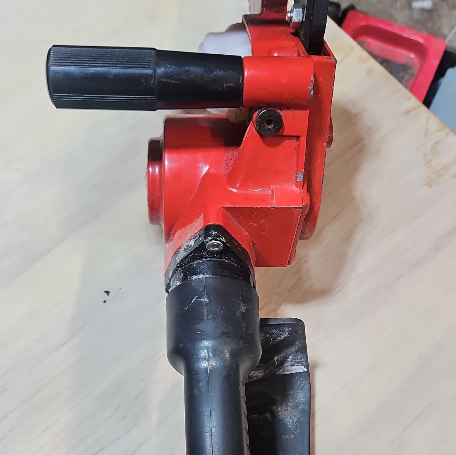 LISAM D101 Pneumatic Chainsaw w/ Guide Bar & Chain, Quick-Connect, Red/Black