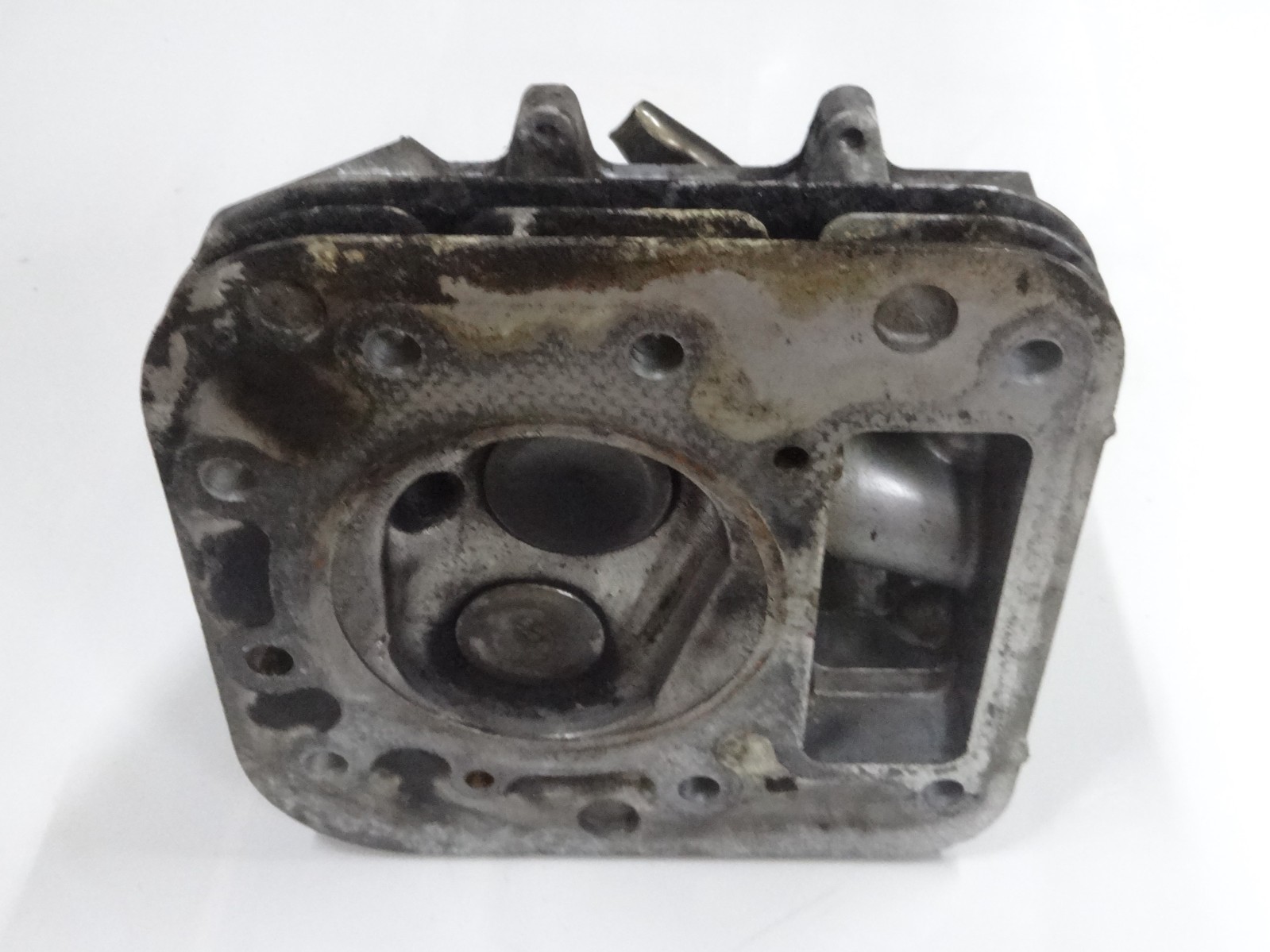 John Deere Sabre Model 1542 G Briggs & Stratton 18.0 HP Cylinder Head AUC24536
