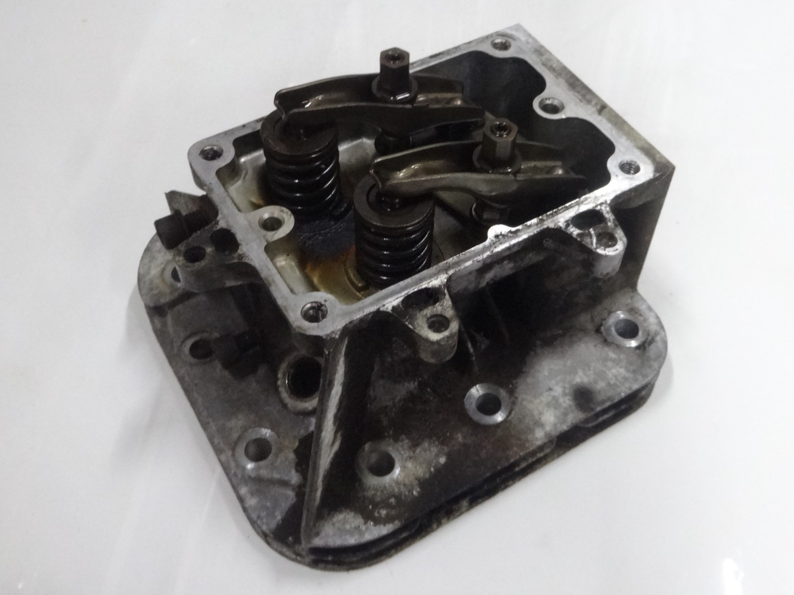 John Deere Sabre Model 1542 G Briggs & Stratton 18.0 HP Cylinder Head AUC24536