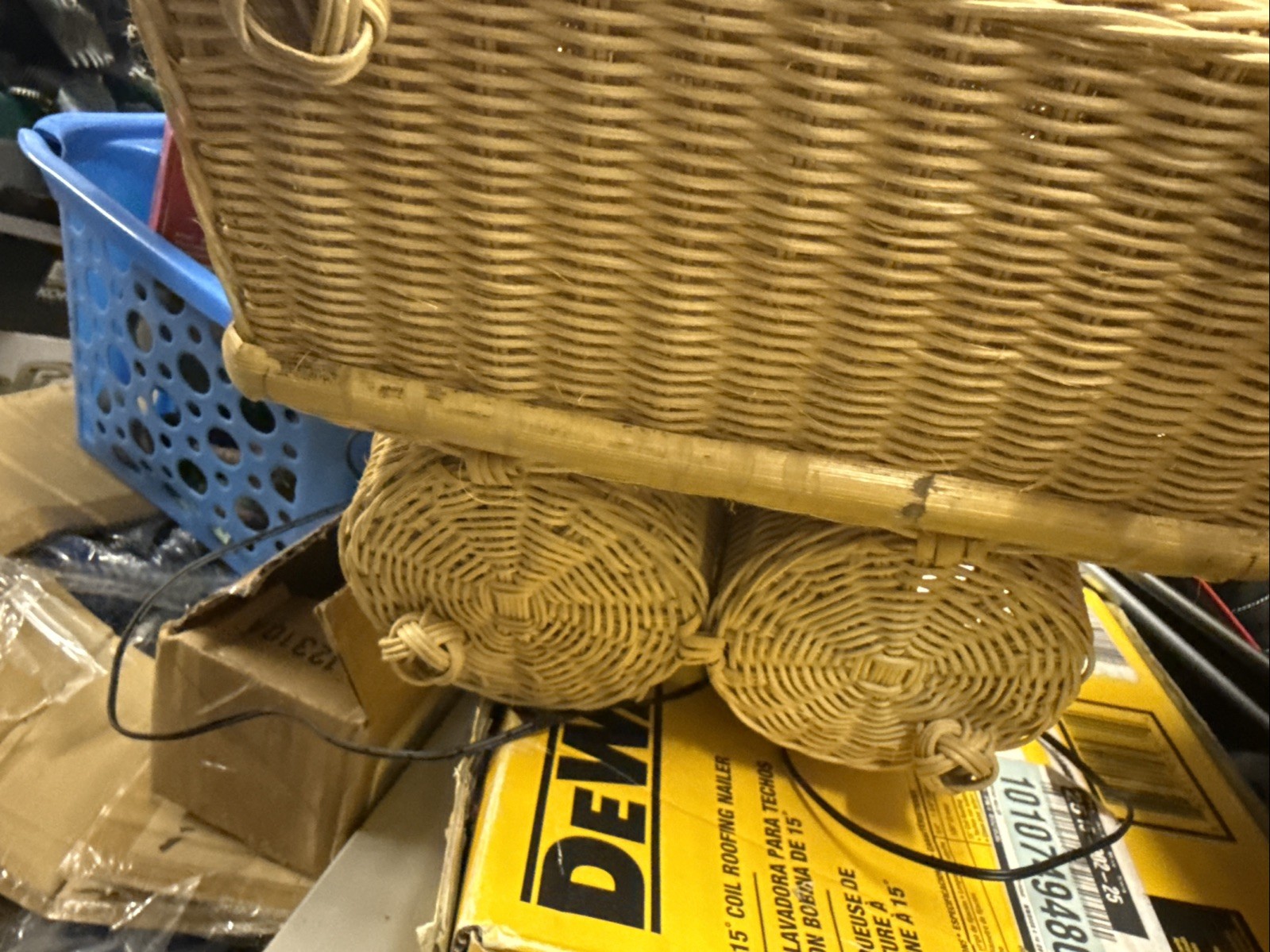 VTG Rattan Wicker Picnic Basket With 2 Wine Bottle Holder Stand Alone Handle
