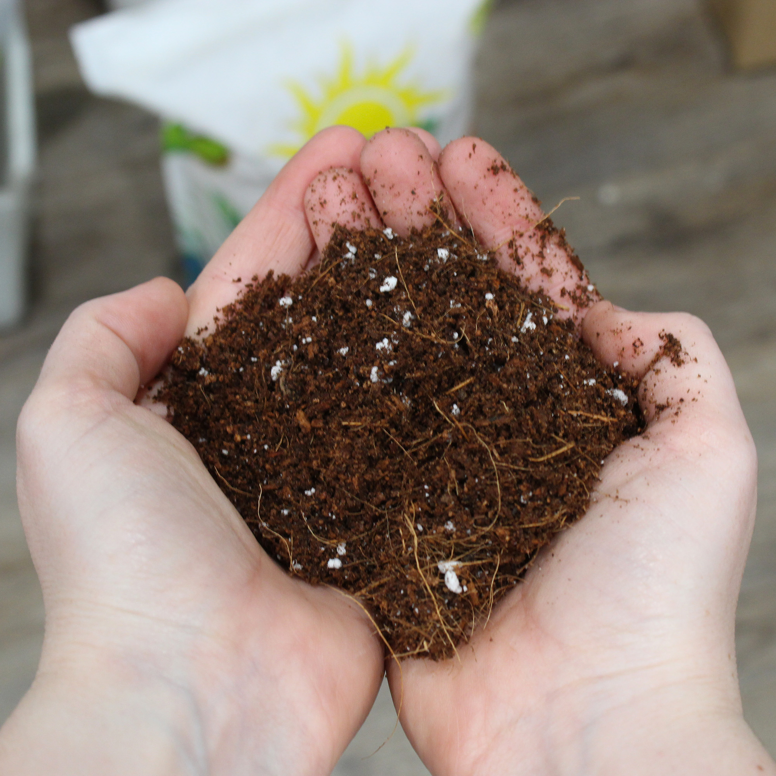 Coco Peat Perlite Potting Mix, Loose Coconut Coir and Perlite for Garden