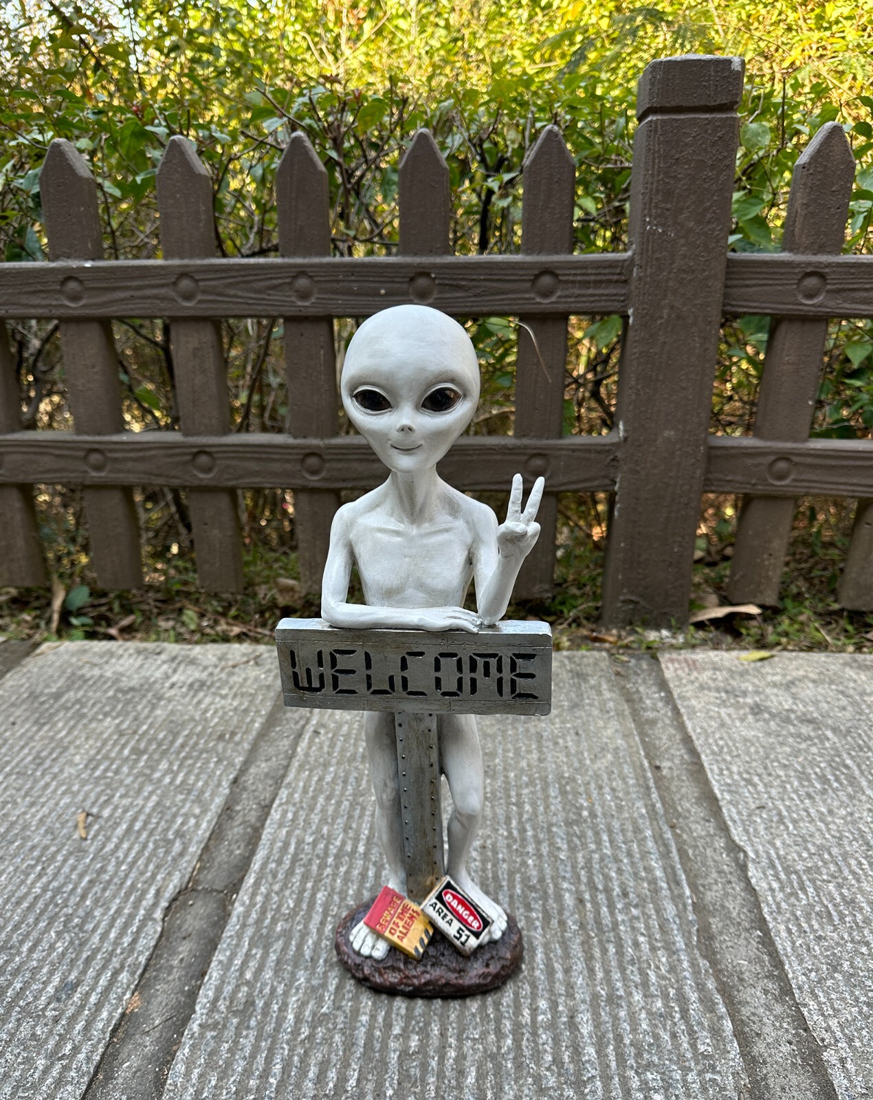 Alien Resin Garden Statue w/Welcome Sign Yard Entryway Decor Indoor/Outdoor Use