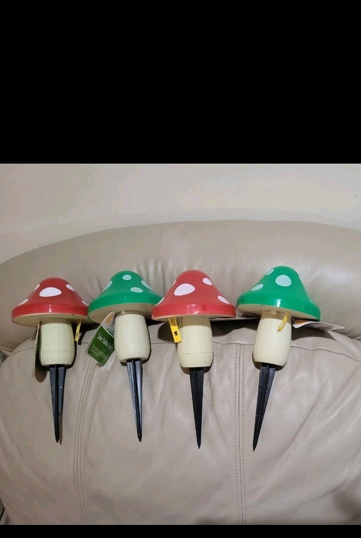 4 X mushroom solar lights green and red