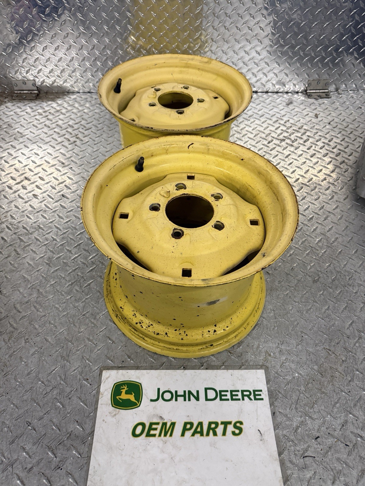 John Deere 425 AWS Rear Rim AM113145 12×8.5-12 23×10.5-12 NOT BENT