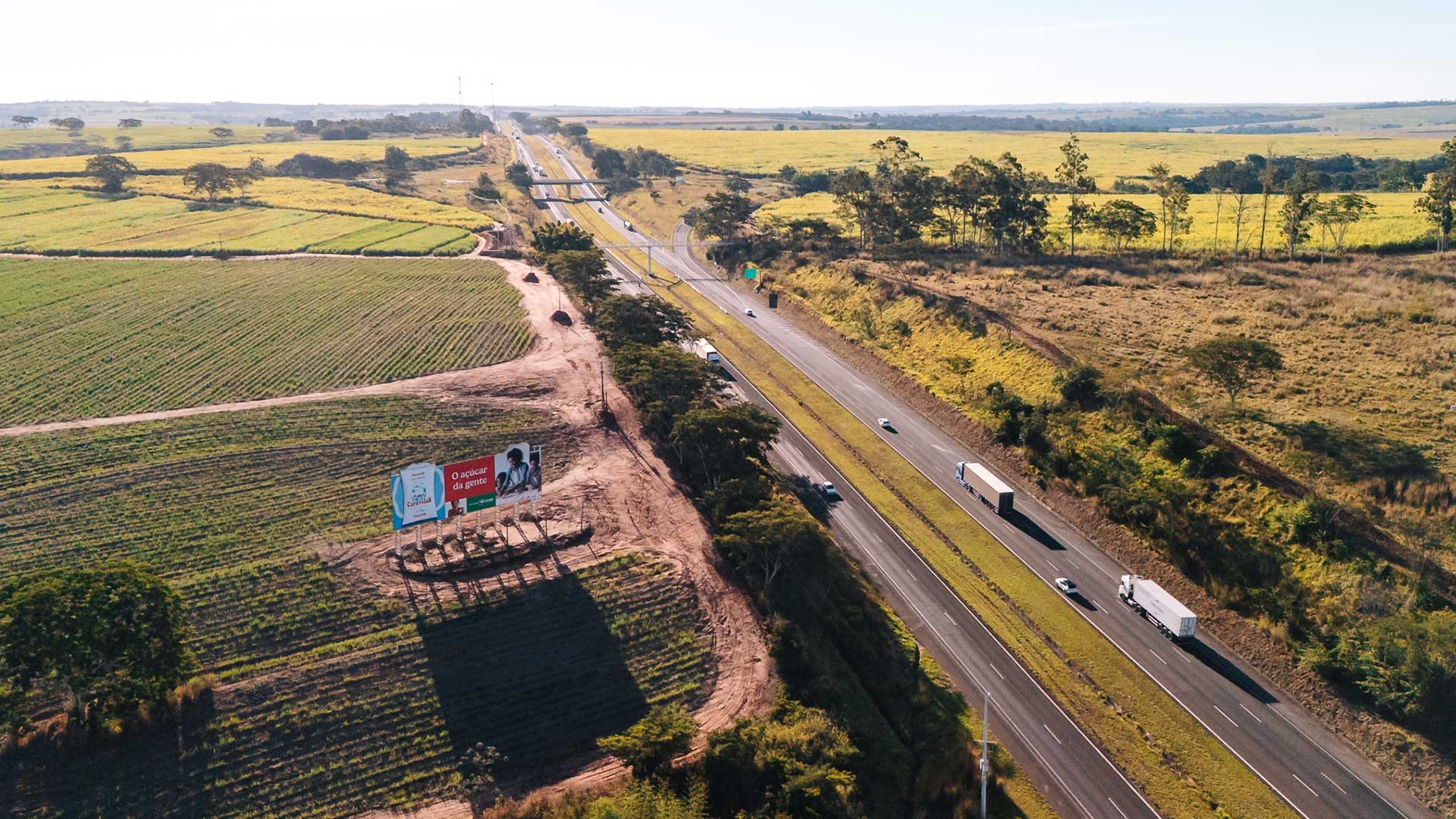 Painel rodoviário J.Silva - Vista aérea da rodovia com caminhões
